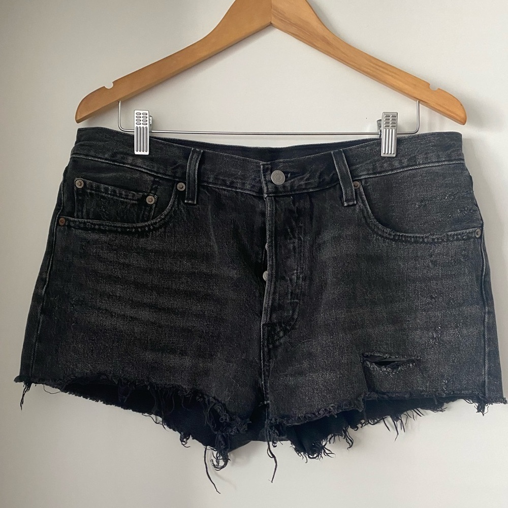 Revolve Levi’s 501 Size 32 black destroyed fray hem denim jeans shorts